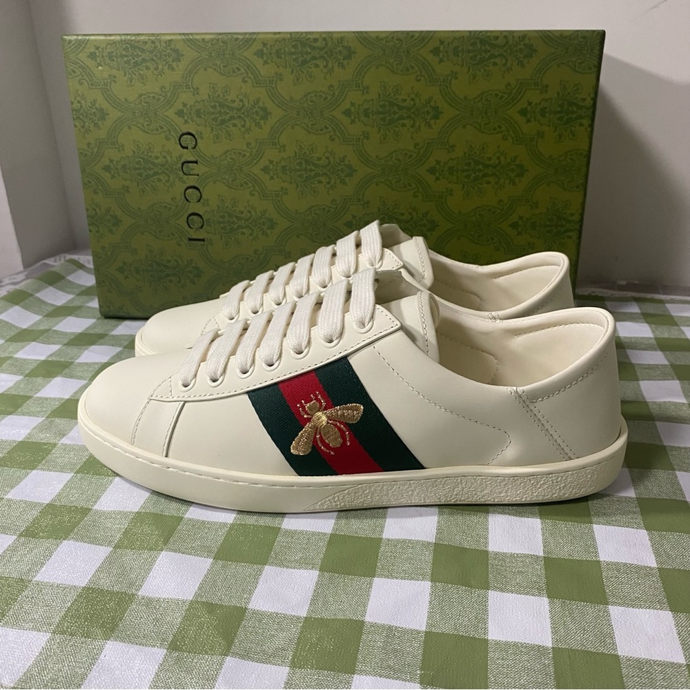 Gucci Cream Sneakers with Red and Green Accents - Picture 2 of 8